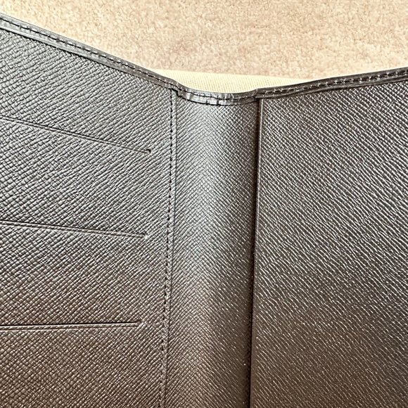 Authentic Louis Vuitton Pocket Agenda Cover in Black Epi Leather - Picture 7 of 10